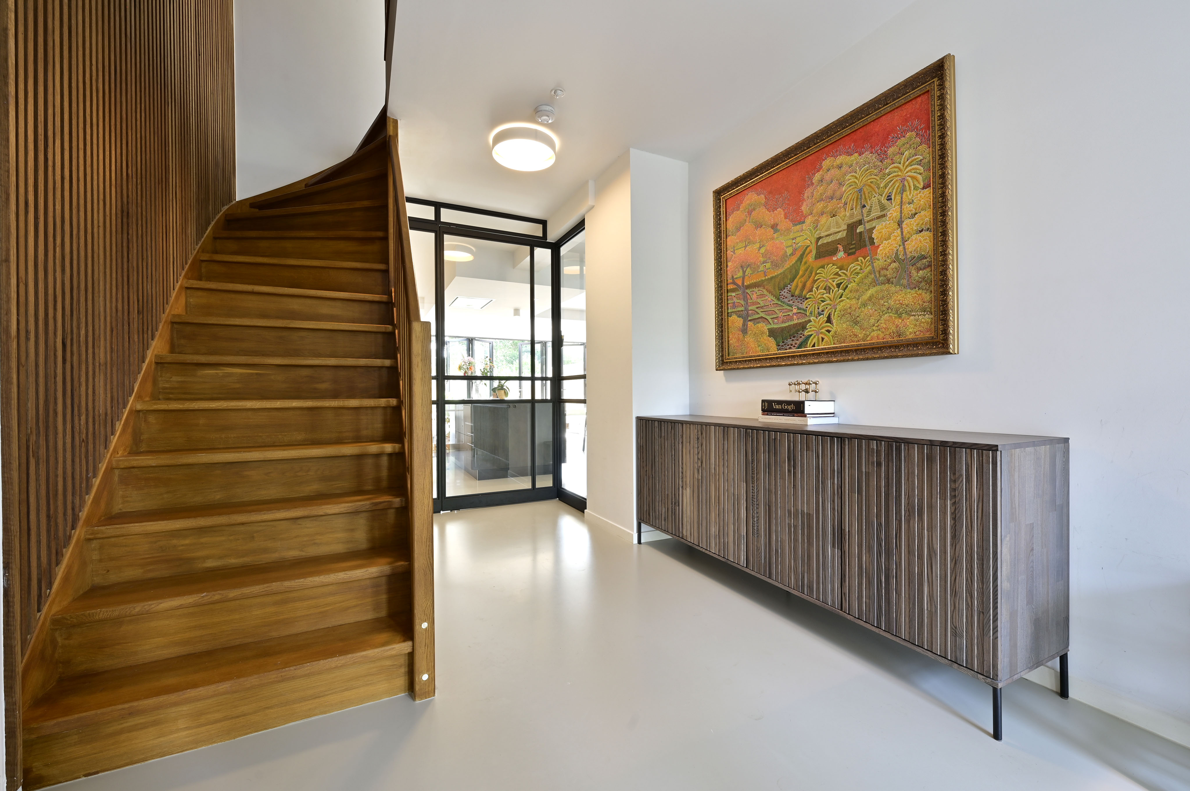 Detail van massief houten werkblad met zichtbare houtnerf